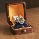 Ring mit Edelstein frontal